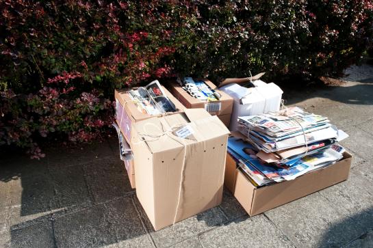 dozen en samengebonden stapels papier op straat