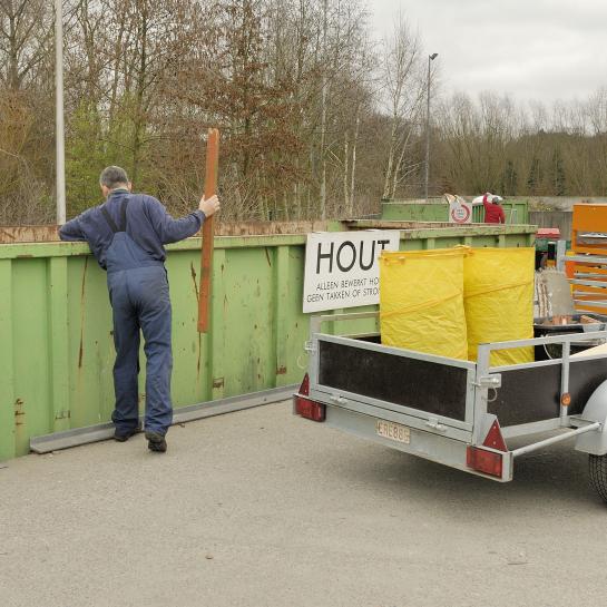 Man deponeert afval in container